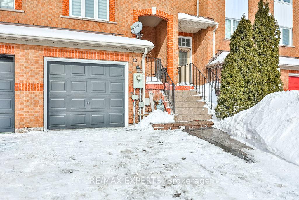 Photo 2 of 42 Lucena Crescent, Vaughan, Maple — HOMEH