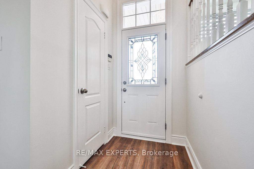 Photo 3 of 42 Lucena Crescent, Vaughan, Maple — HOMEH