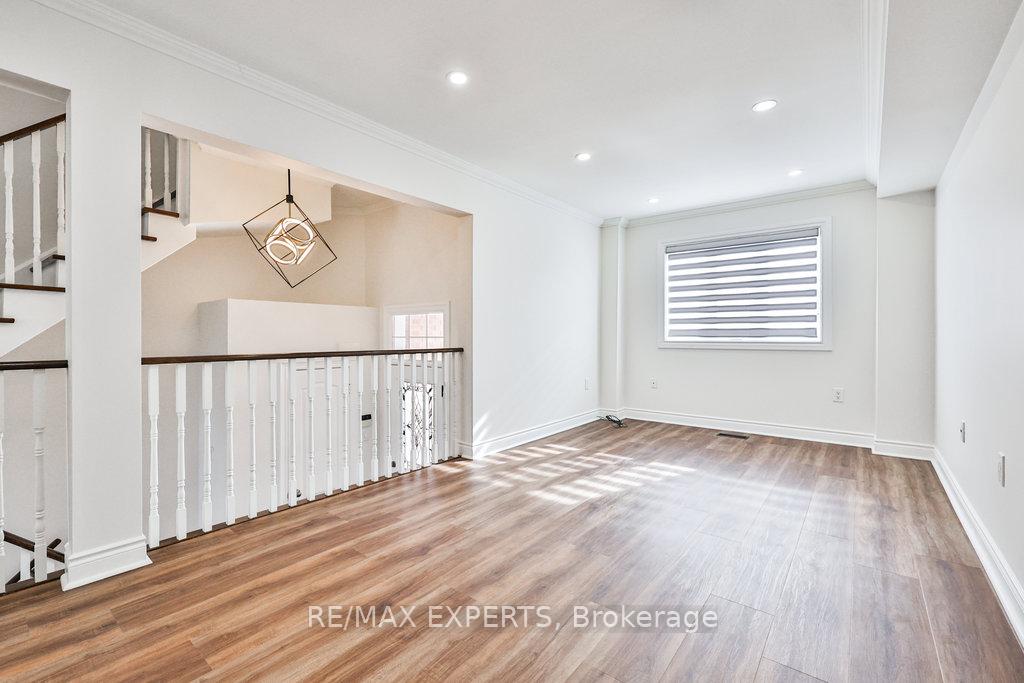 Photo 5 of 42 Lucena Crescent, Vaughan, Maple — HOMEH