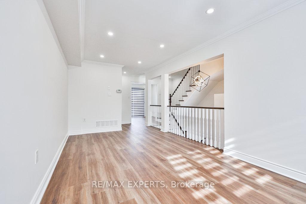 Photo 6 of 42 Lucena Crescent, Vaughan, Maple — HOMEH