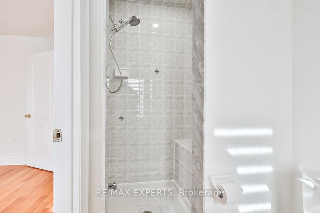 Photo 17 of 42 Lucena Crescent, Vaughan, Maple — HOMEH