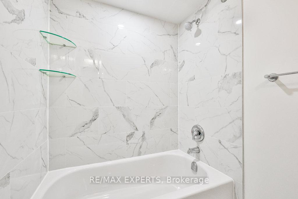 Photo 22 of 42 Lucena Crescent, Vaughan, Maple — HOMEH