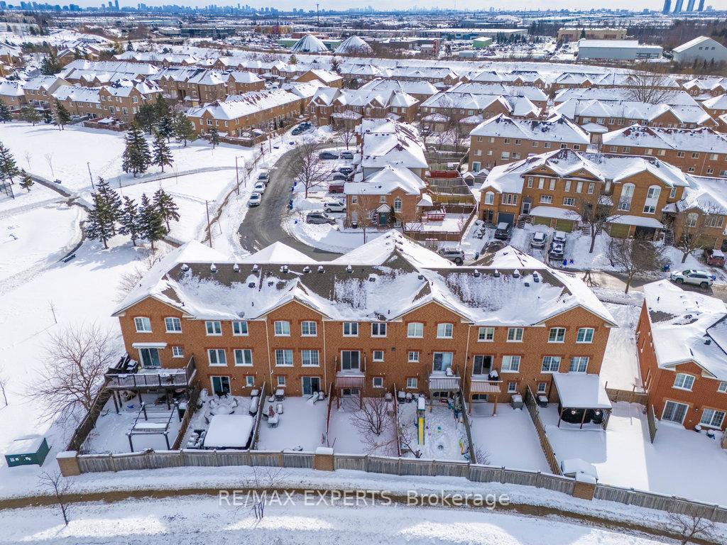 Photo 31 of 42 Lucena Crescent, Vaughan, Maple — HOMEH
