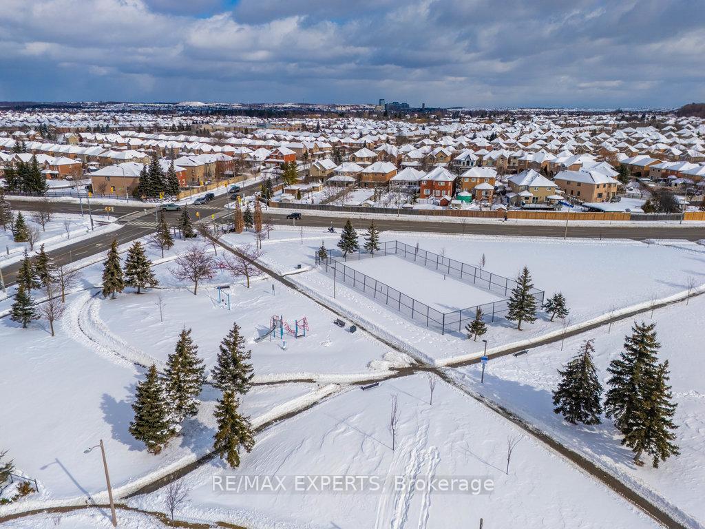 Photo 32 of 42 Lucena Crescent, Vaughan, Maple — HOMEH