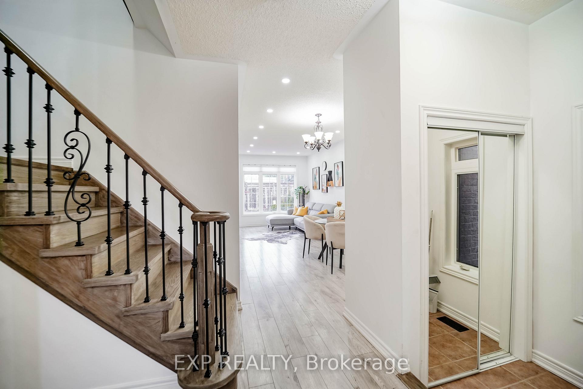 Photo 5 of 20 Starwood Road, Vaughan, Patterson — HOMEH