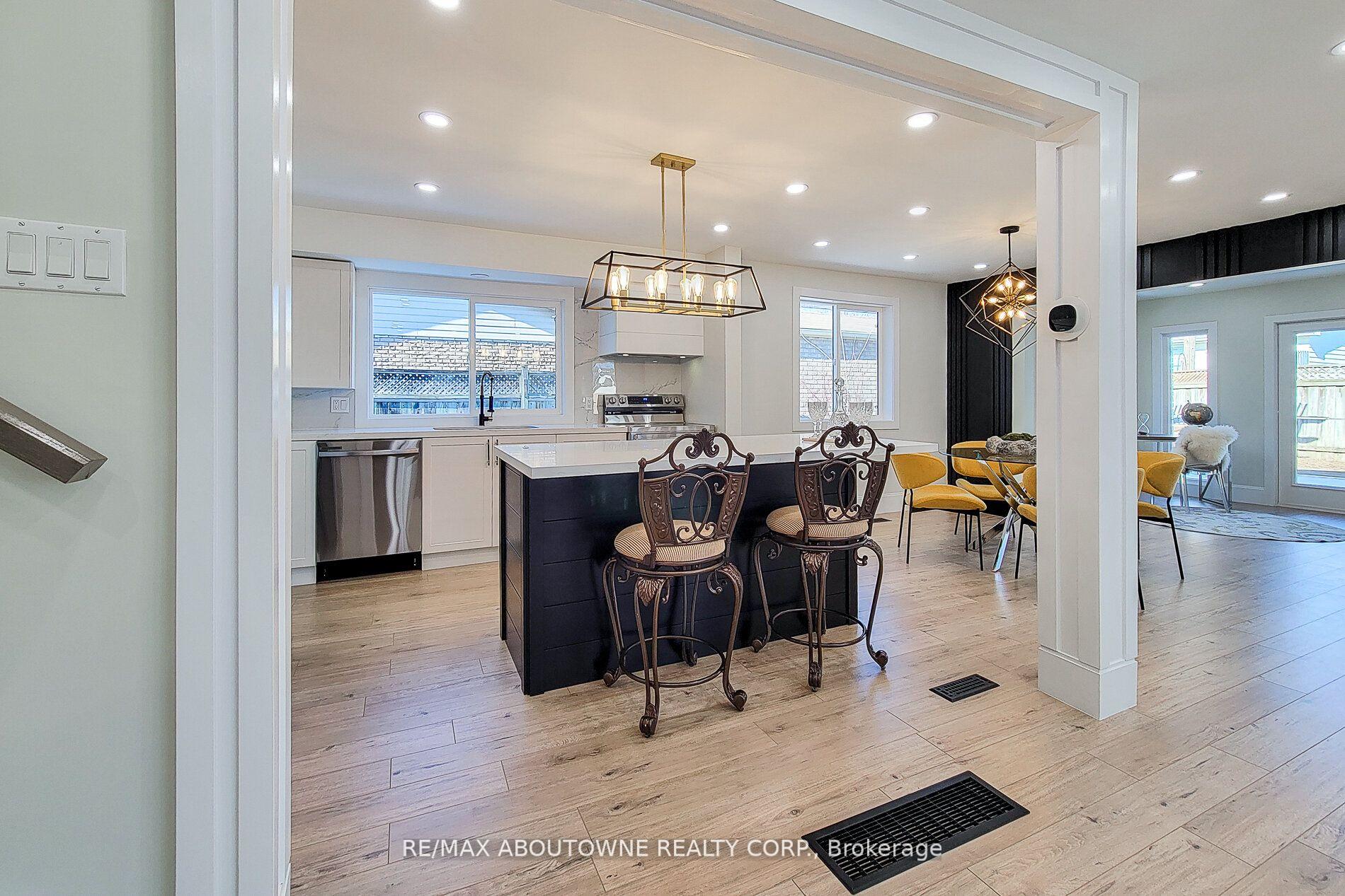 Photo 8 of 602 Jennifer Crescent, Burlington, Roseland — HOMEH