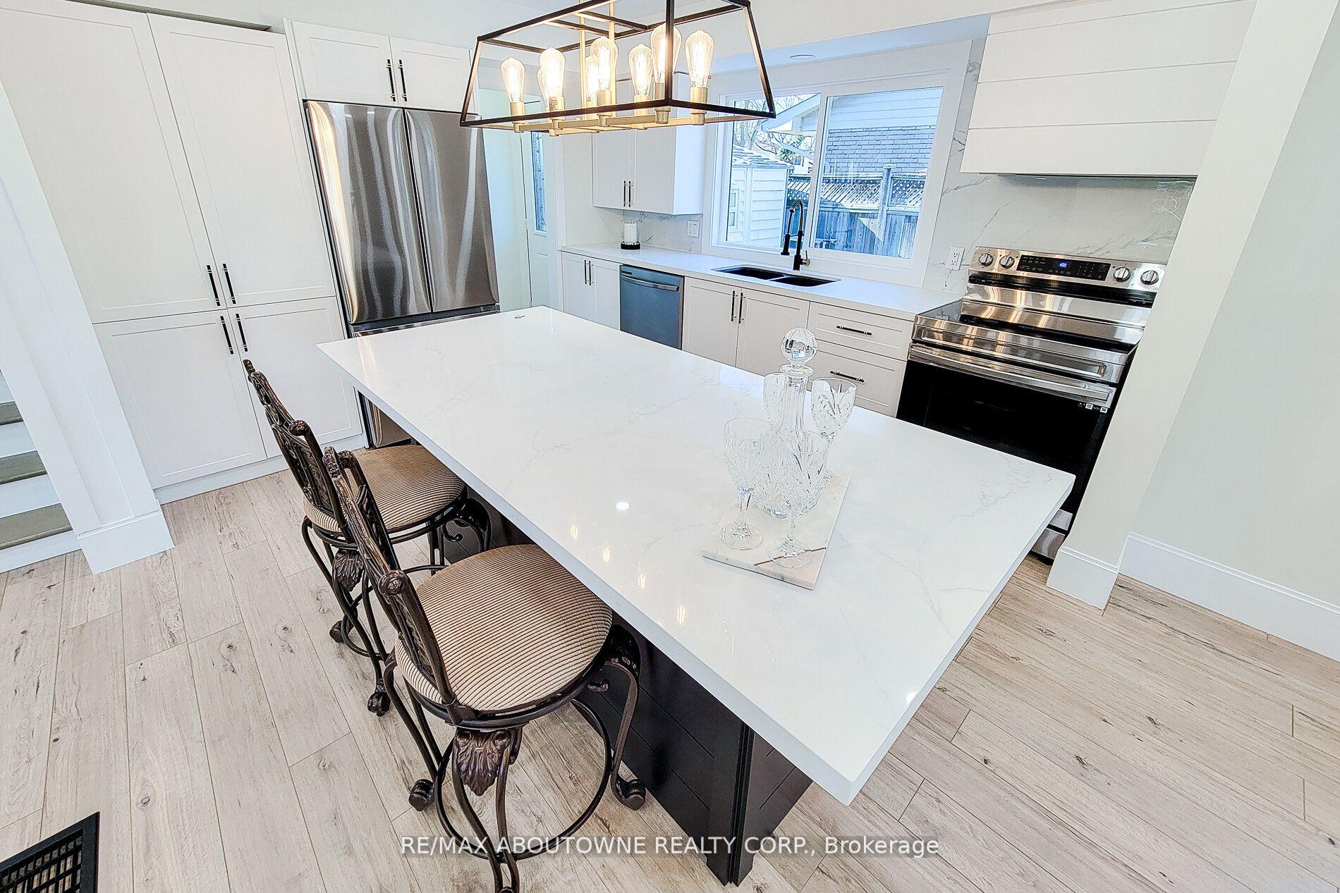 Photo 9 of 602 Jennifer Crescent, Burlington, Roseland — HOMEH