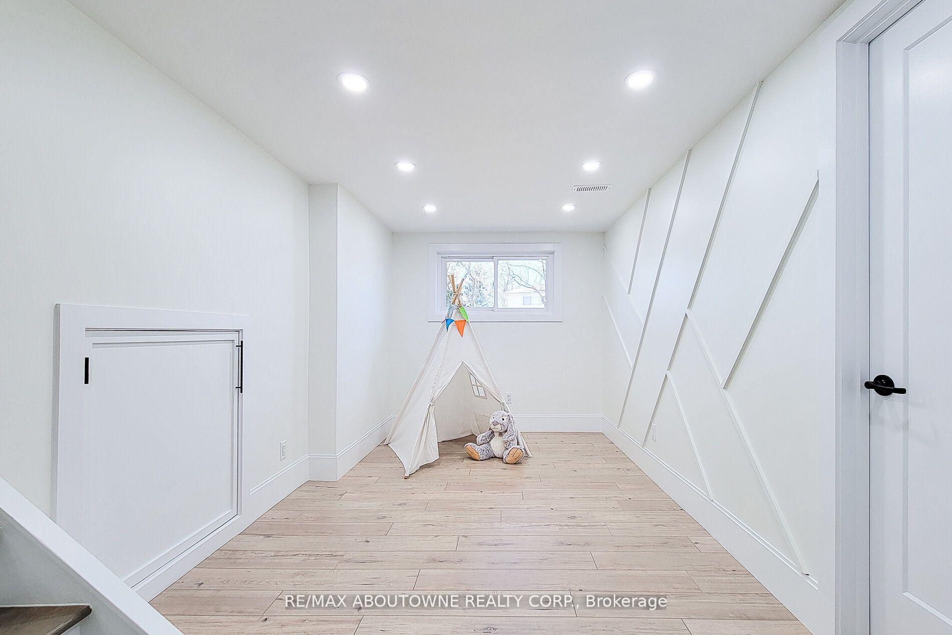 Photo 27 of 602 Jennifer Crescent, Burlington, Roseland — HOMEH