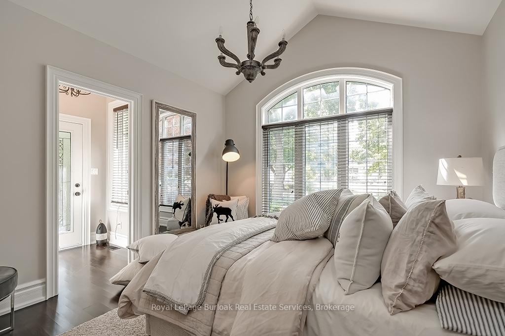 Photo 17 of 883 Kingsway Drive, Burlington, LaSalle — HOMEH