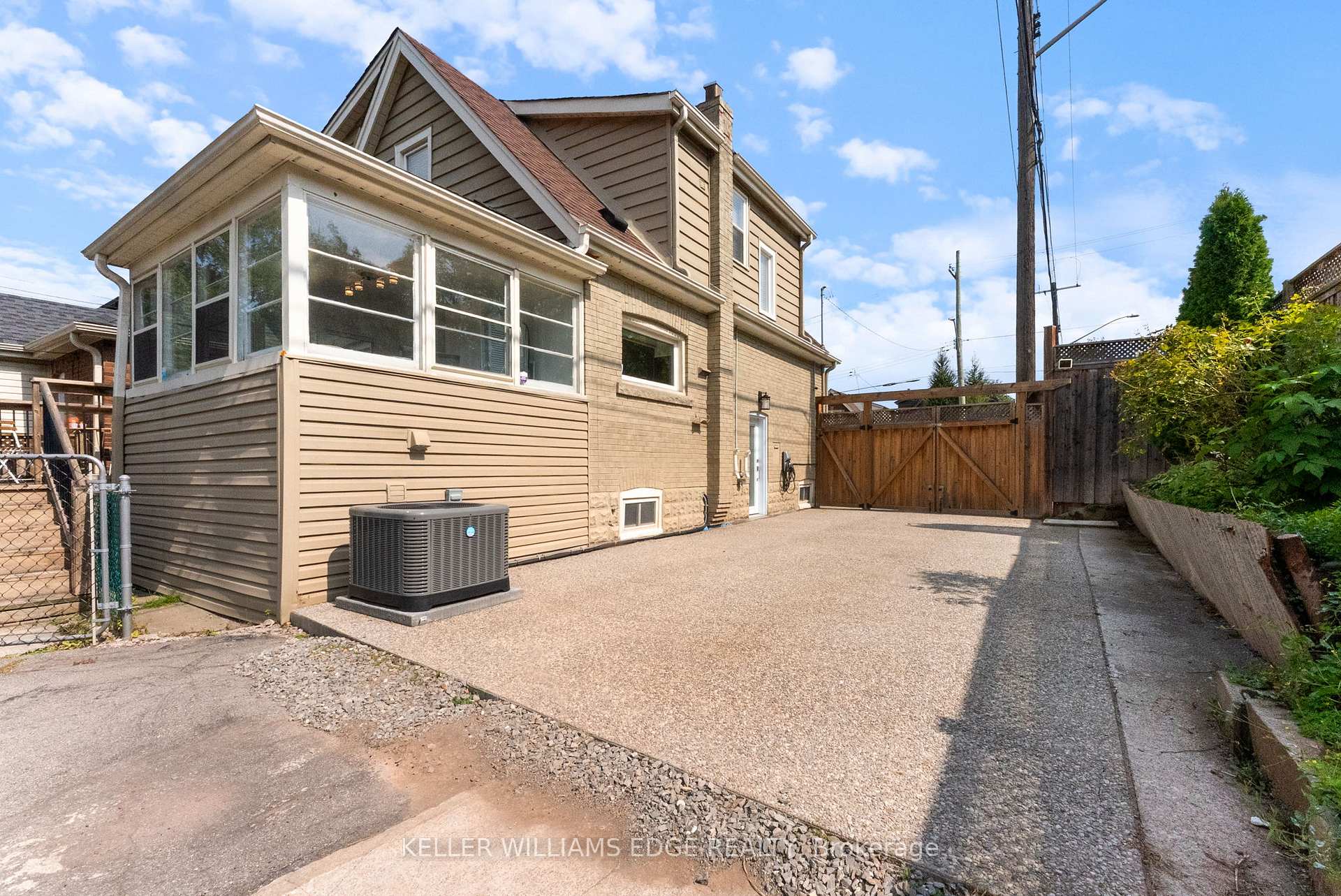 Photo 2 of 312 Wexford Avenue S, Hamilton, Delta — HOMEH