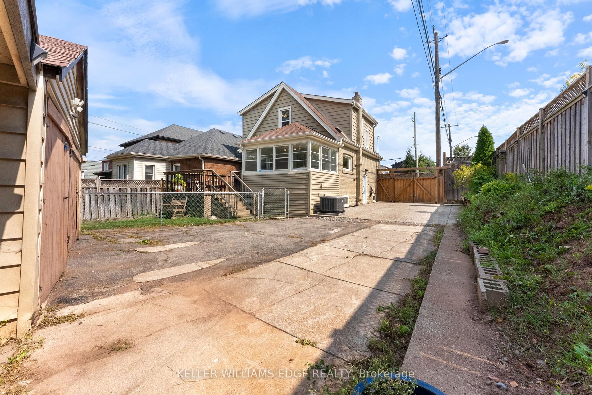 Photo 5 of 312 Wexford Avenue S, Hamilton, Delta — HOMEH