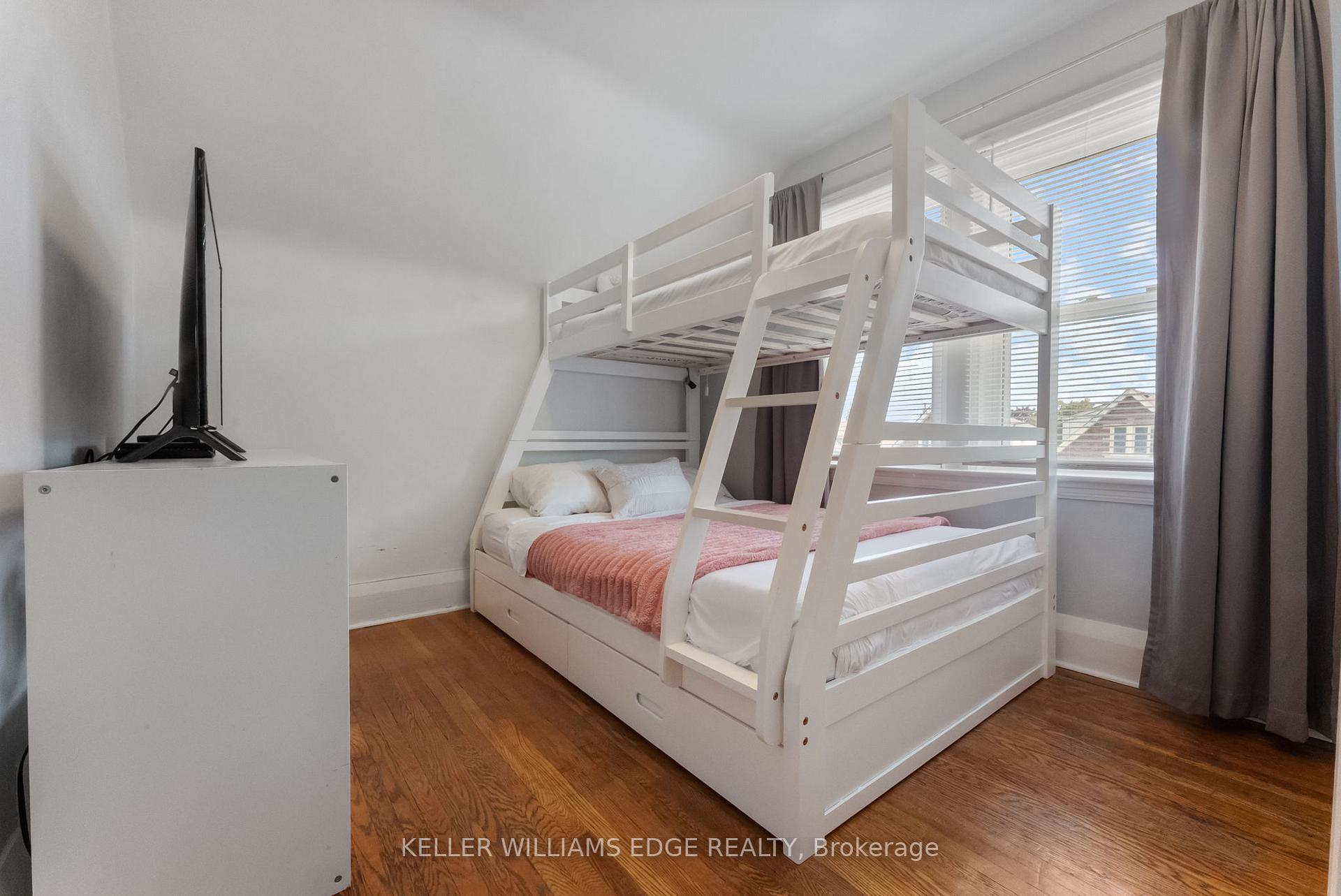 Photo 17 of 312 Wexford Avenue S, Hamilton, Delta — HOMEH