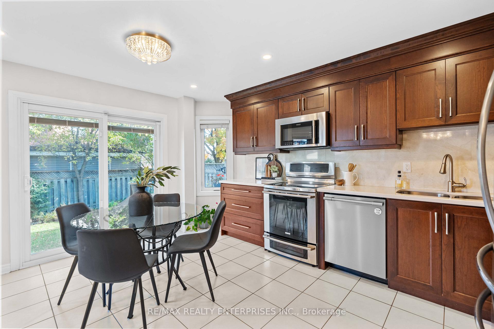Photo 4 of 129 Valonia Drive, Brampton, Brampton North — HOMEH