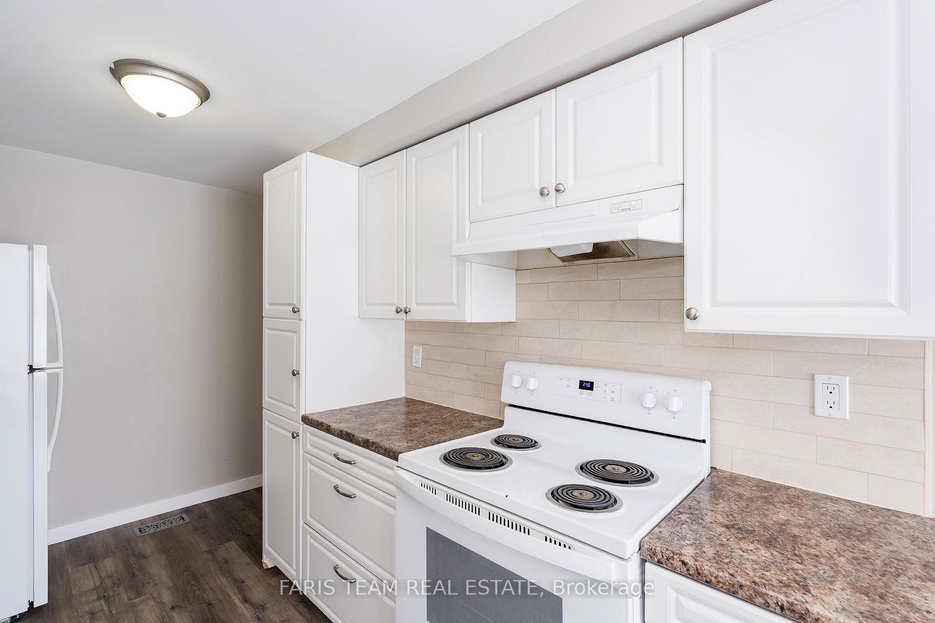 Photo 4 of 98 Mowat Crescent, Barrie, Letitia Heights — HOMEH