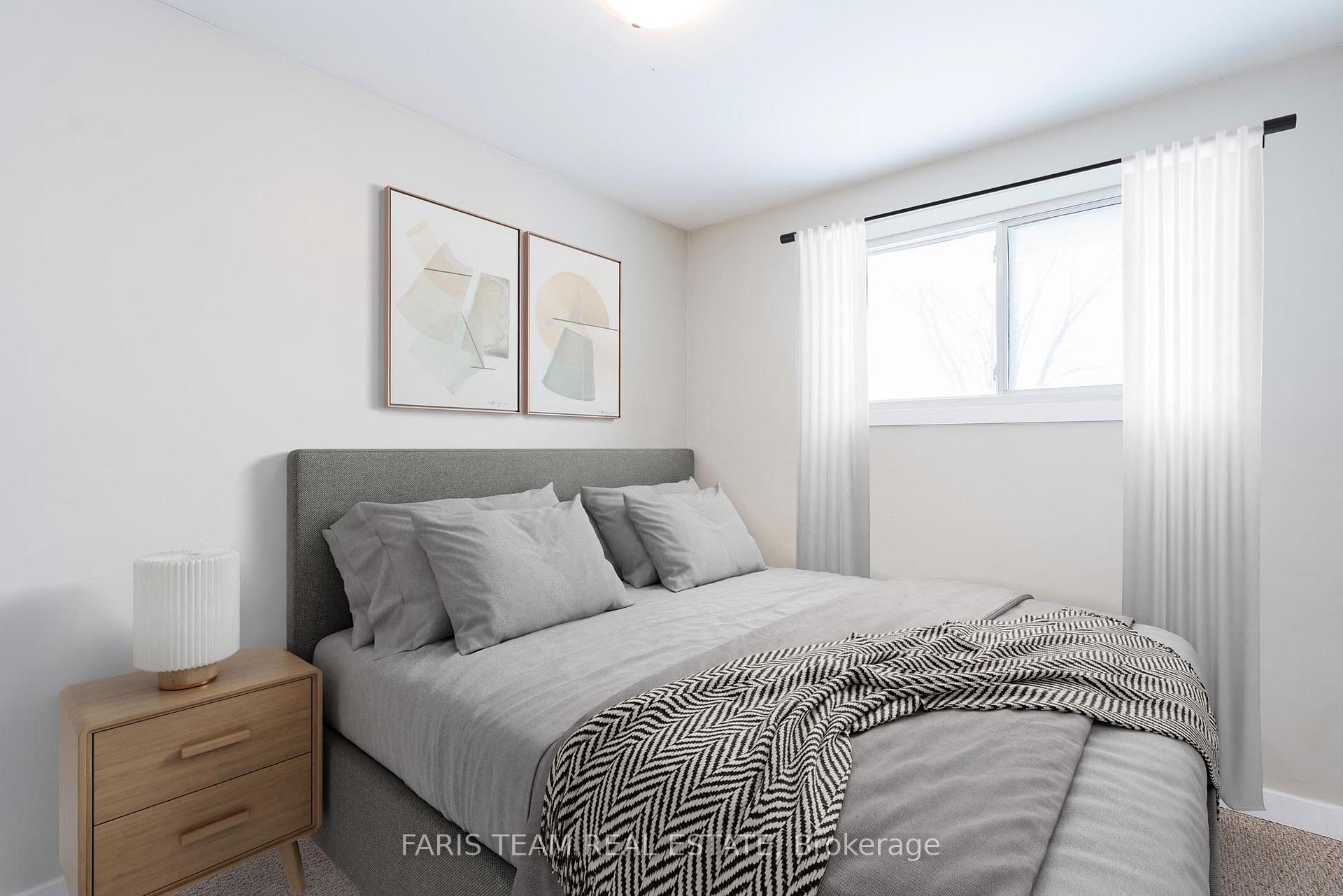 Photo 13 of 98 Mowat Crescent, Barrie, Letitia Heights — HOMEH