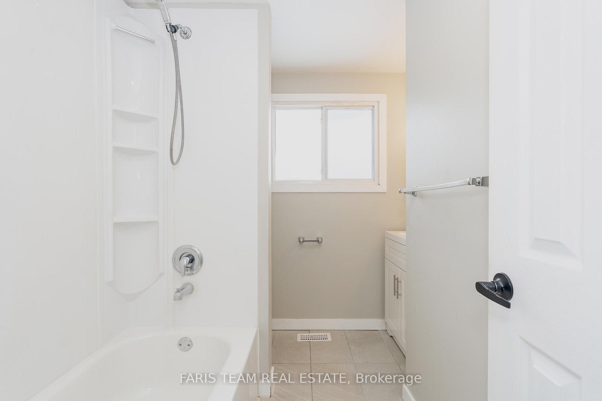 Photo 14 of 98 Mowat Crescent, Barrie, Letitia Heights — HOMEH