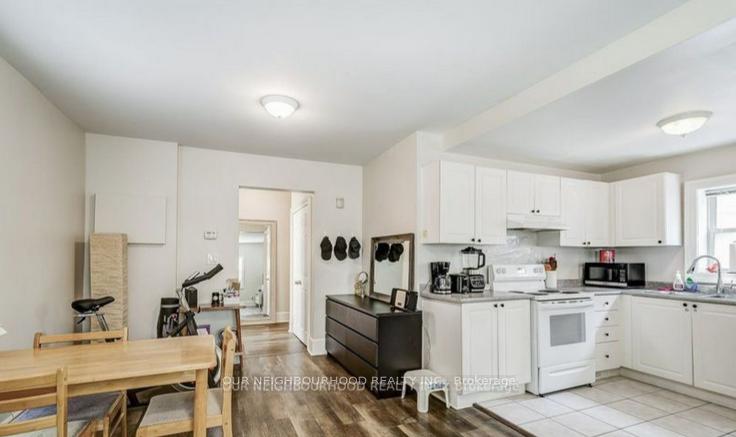 Photo 12 of 81 Wellington Street E, Aurora, Aurora Village — HOMEH
