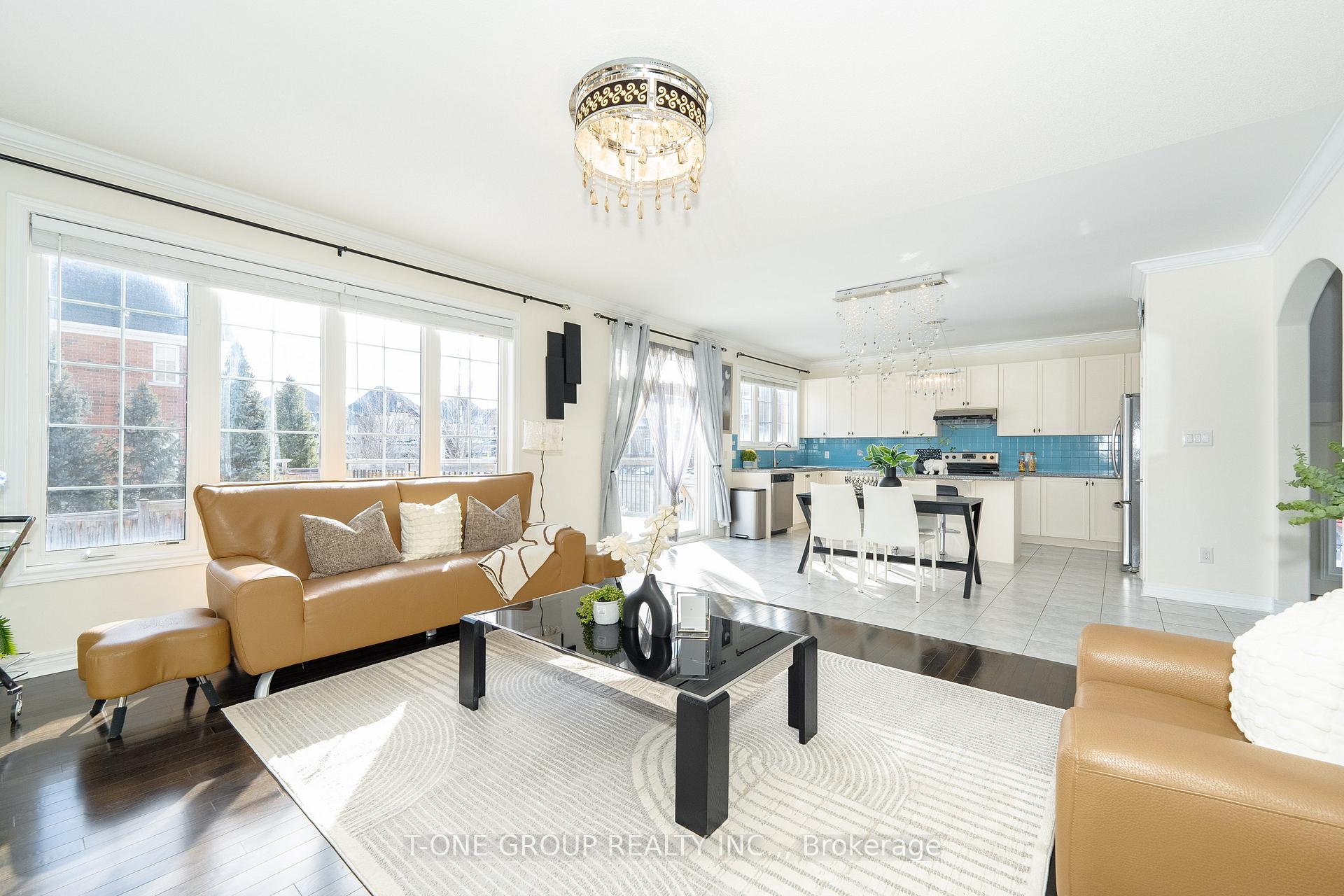 Photo 9 of 174 Santa Amato Crescent, Vaughan, Patterson — HOMEH