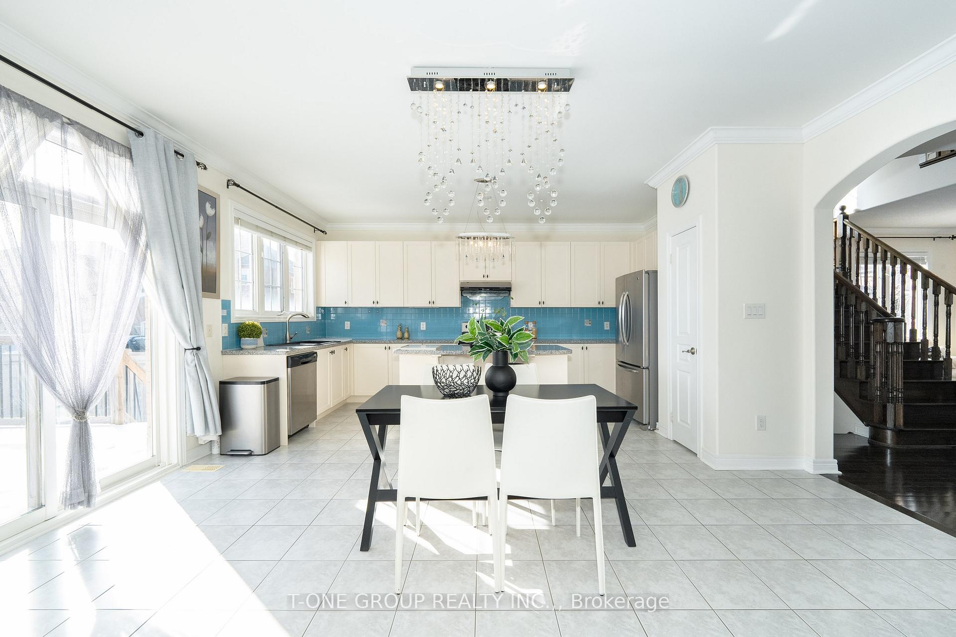 Photo 12 of 174 Santa Amato Crescent, Vaughan, Patterson — HOMEH