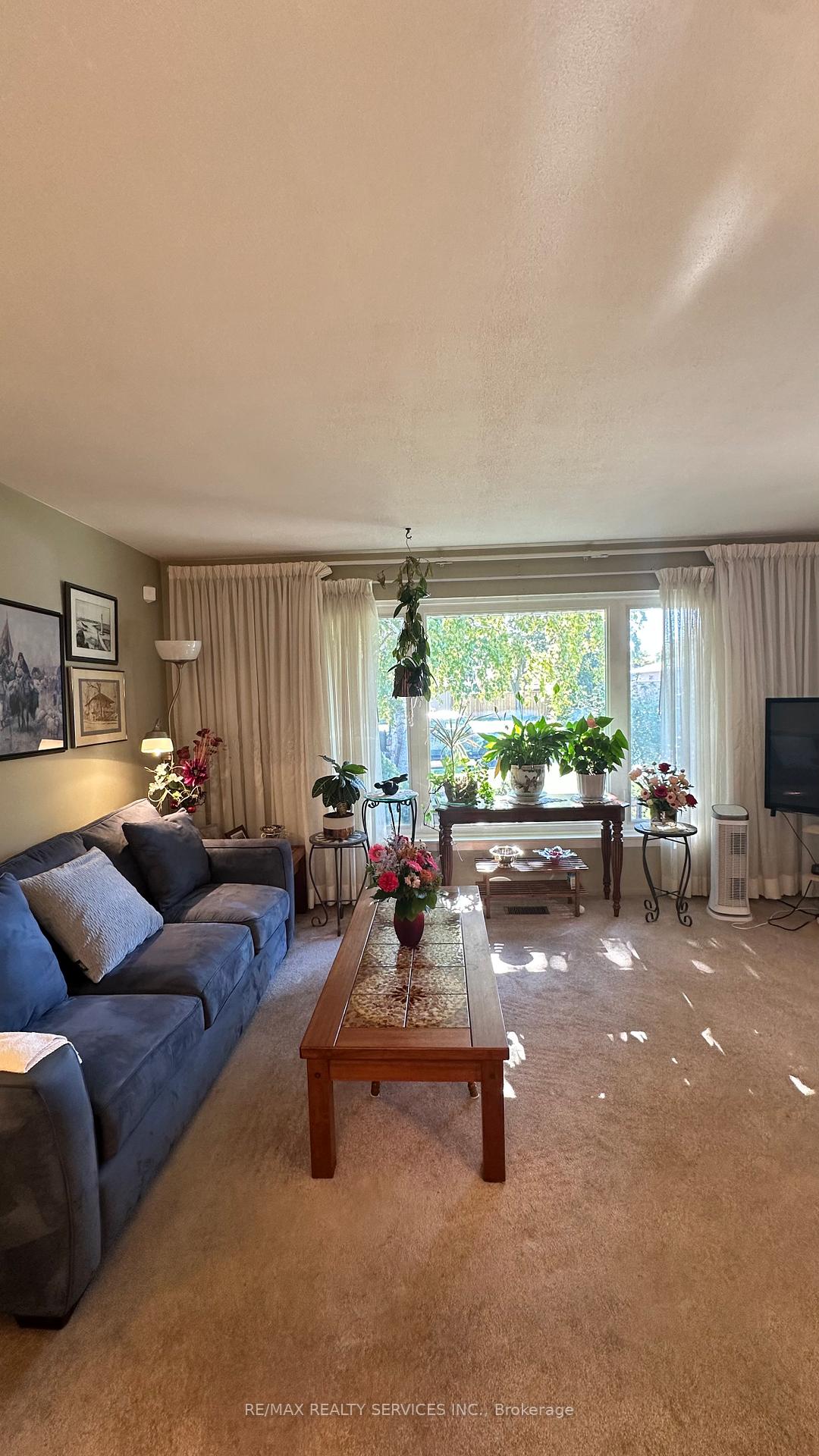 Photo 8 of 59 Belmont Drive E, Brampton, Avondale — HOMEH