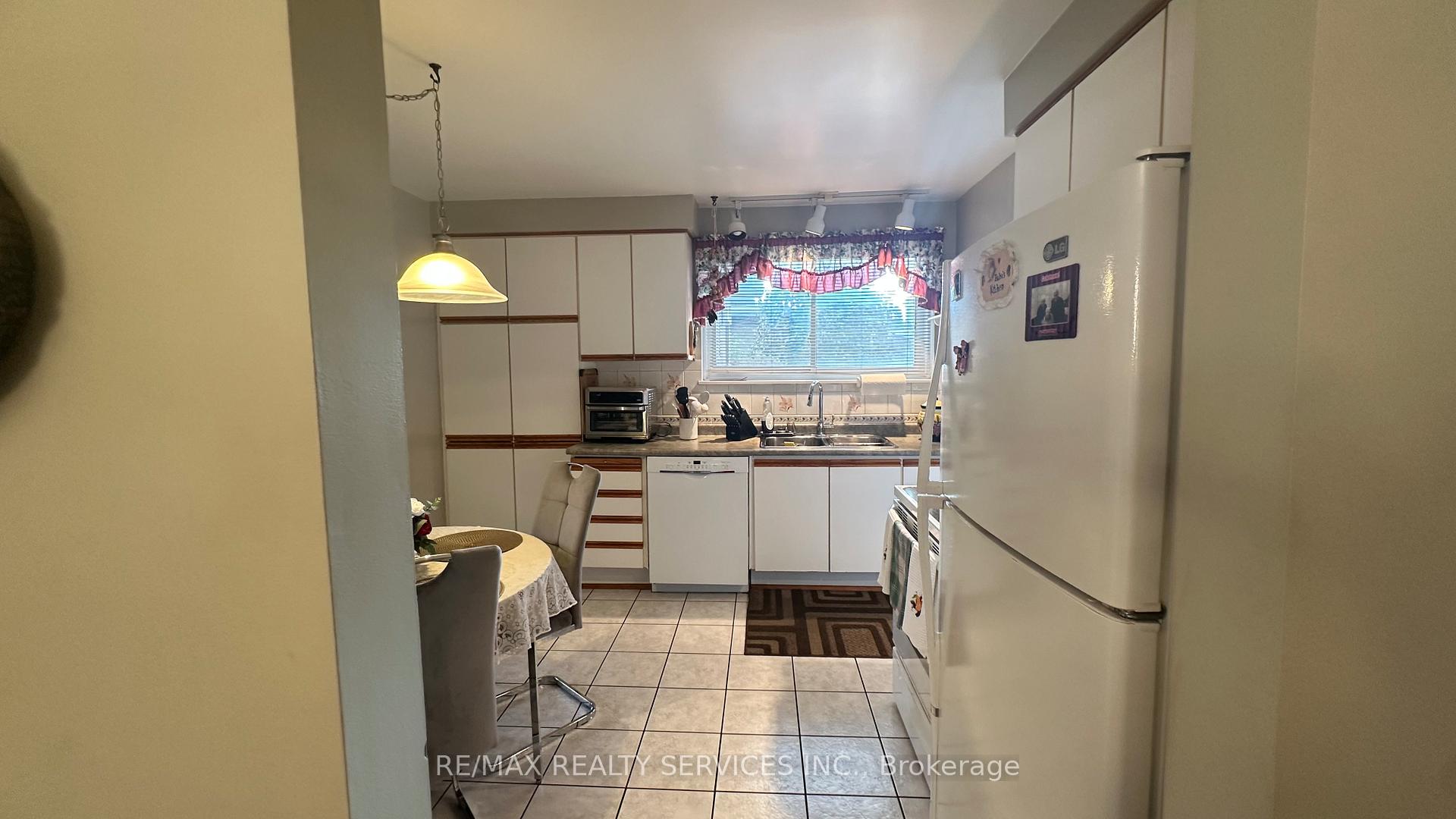Photo 15 of 59 Belmont Drive E, Brampton, Avondale — HOMEH