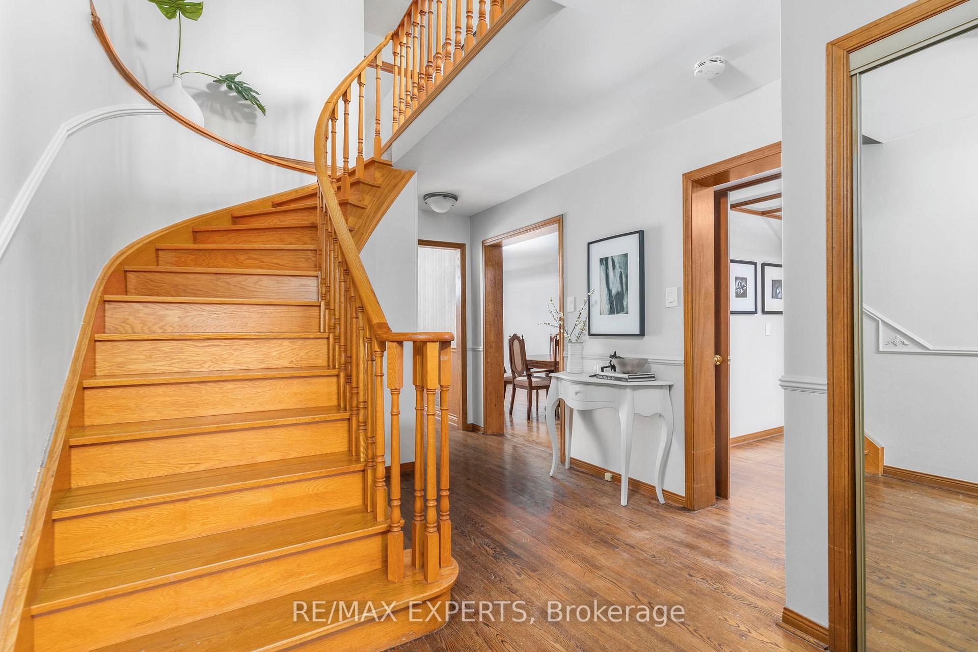 Photo 5 of 195 Aberdeen Avenue, Vaughan, East Woodbridge — HOMEH