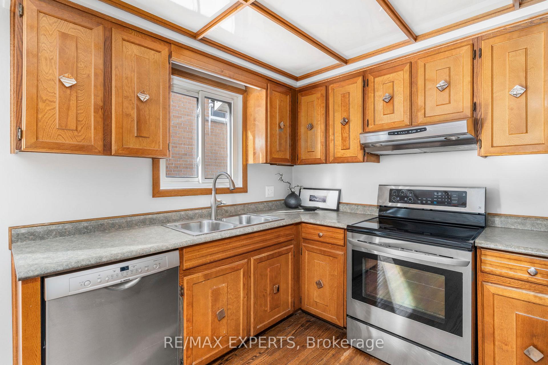 Photo 7 of 195 Aberdeen Avenue, Vaughan, East Woodbridge — HOMEH