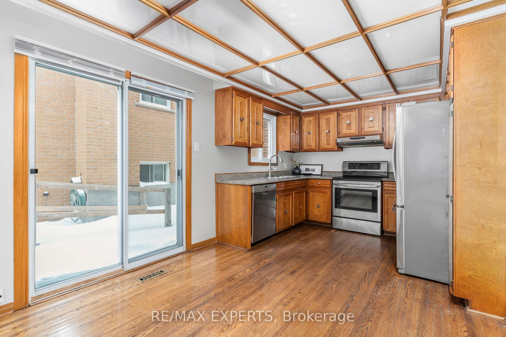 Photo 8 of 195 Aberdeen Avenue, Vaughan, East Woodbridge — HOMEH