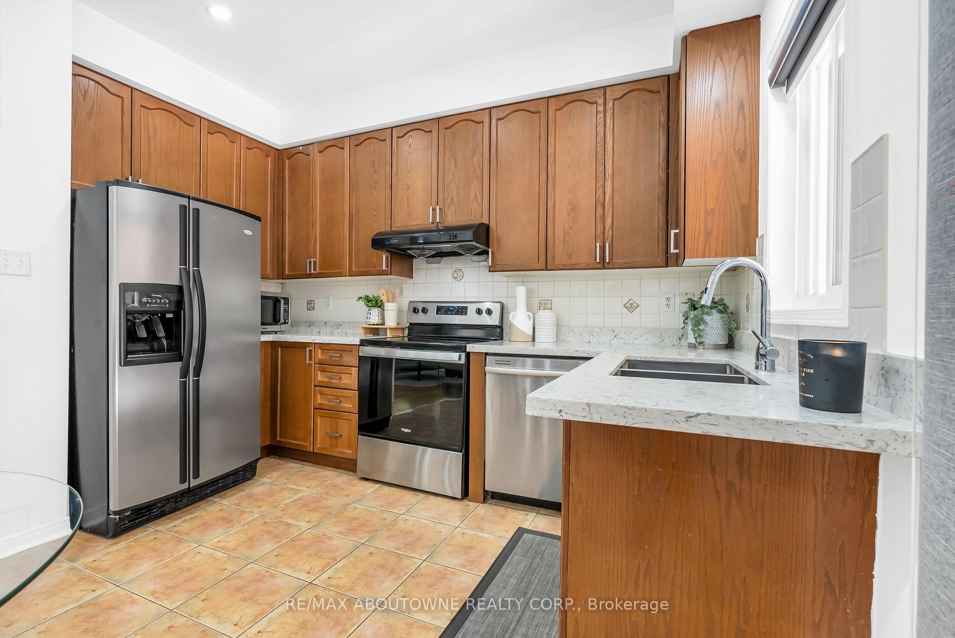 Photo 9 of 7 Rockrose Drive, Brampton, Sandringham-Wellington — HOMEH