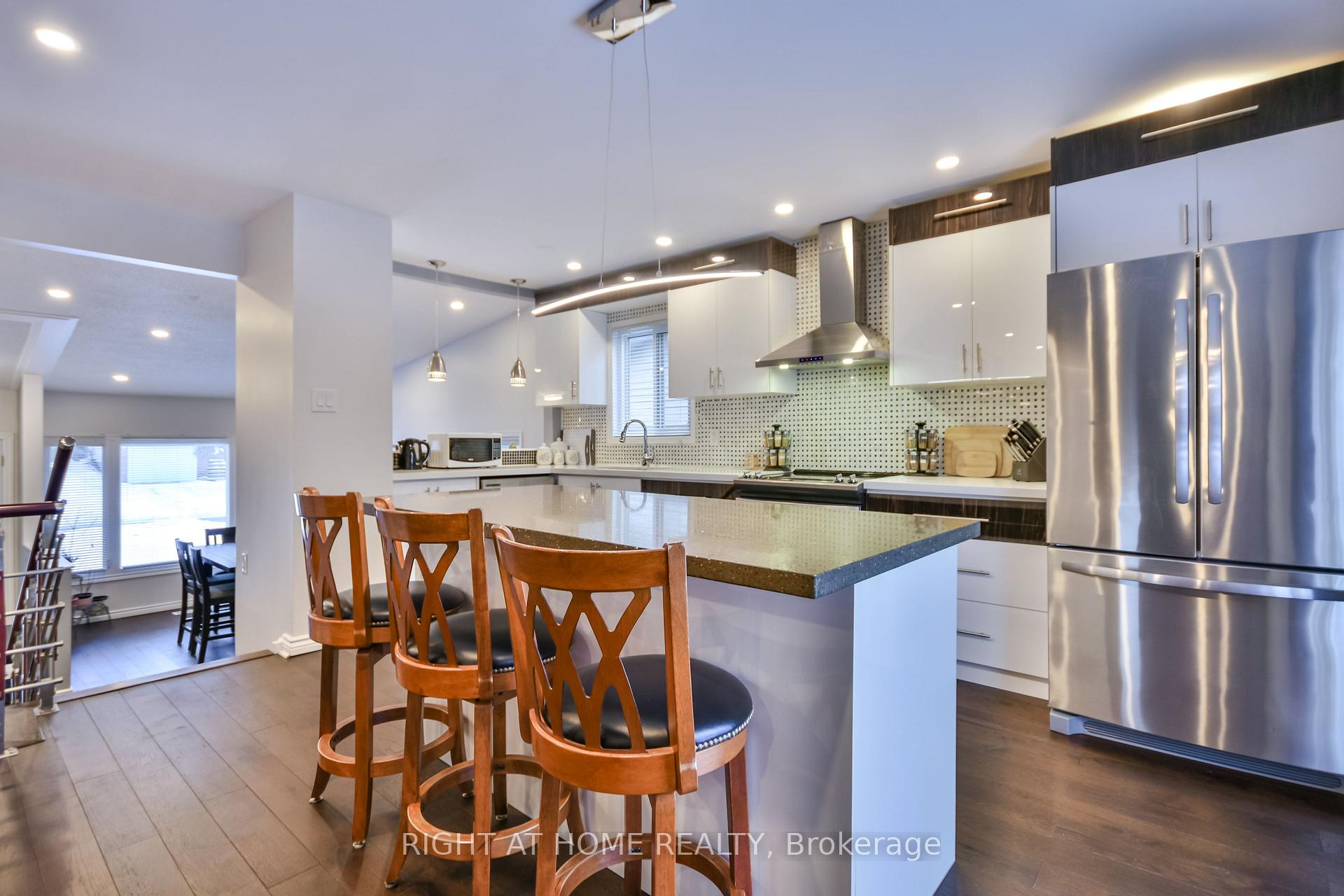 Photo 8 of 65 Eden Drive, Barrie, Letitia Heights — HOMEH
