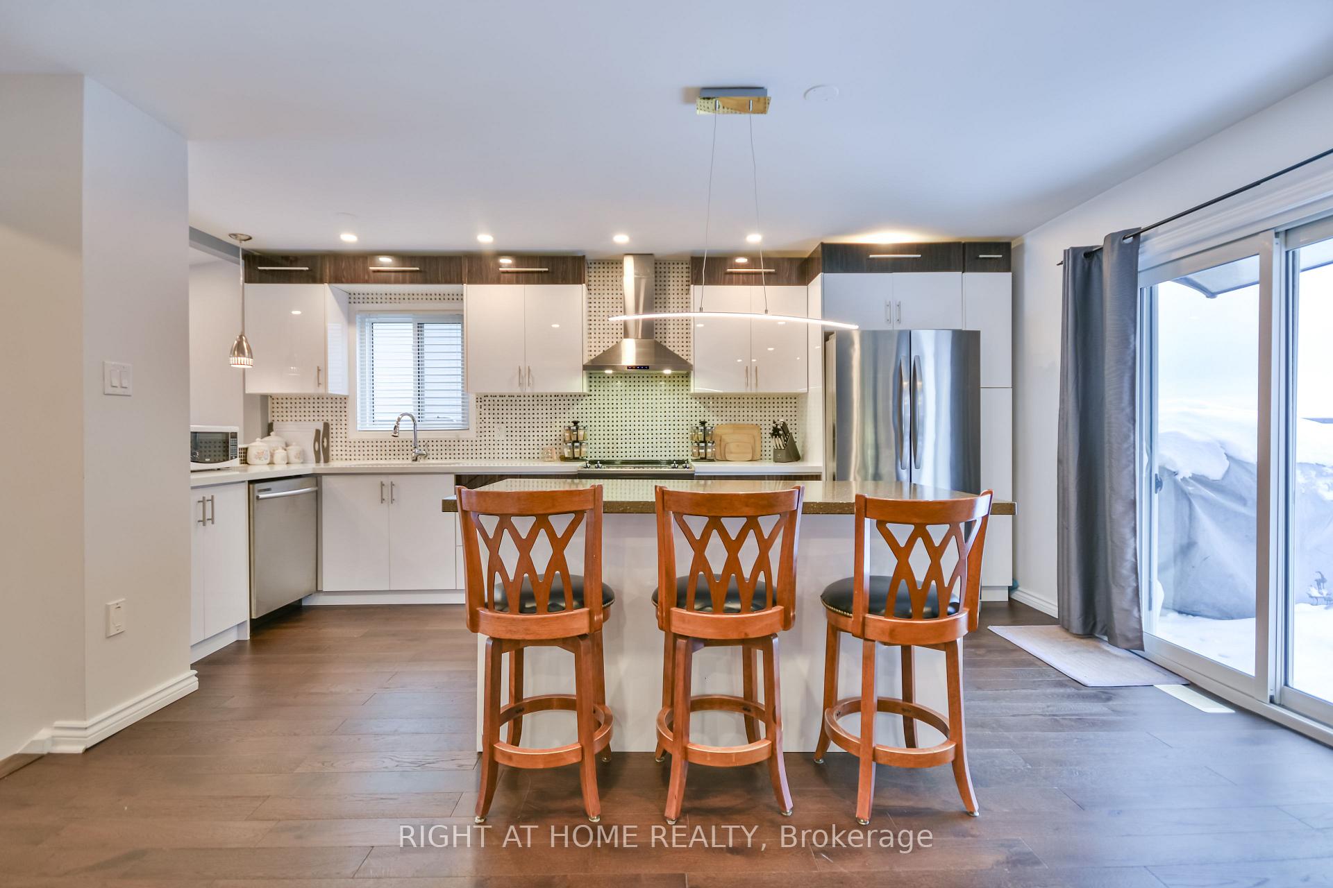 Photo 10 of 65 Eden Drive, Barrie, Letitia Heights — HOMEH
