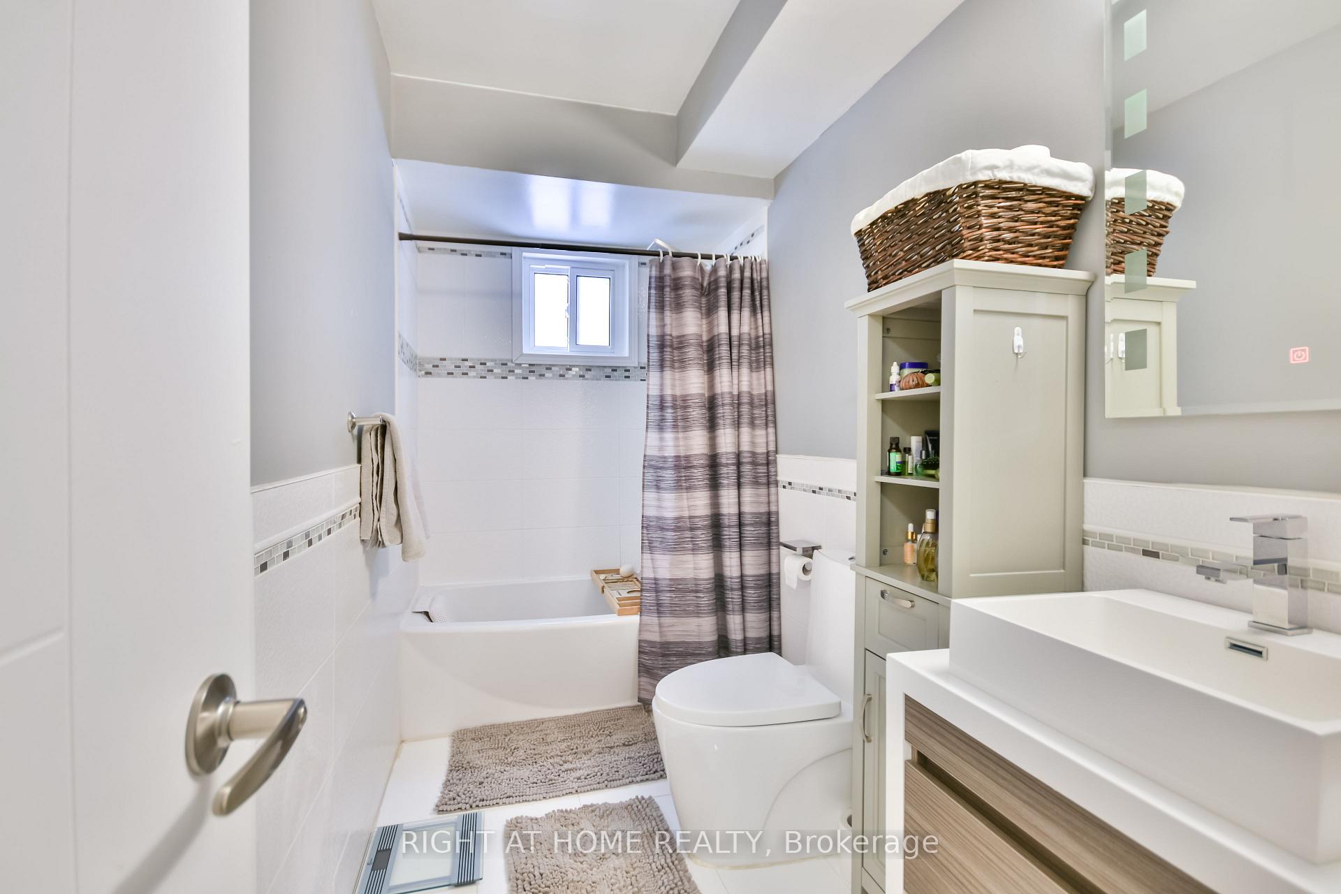 Photo 19 of 65 Eden Drive, Barrie, Letitia Heights — HOMEH