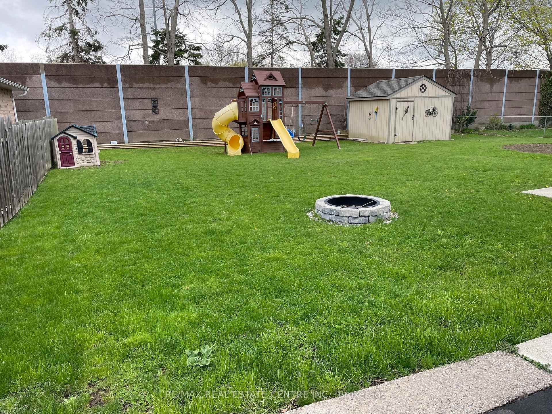 Photo 4 of 26 Hatton Drive, Hamilton, Ancaster — HOMEH