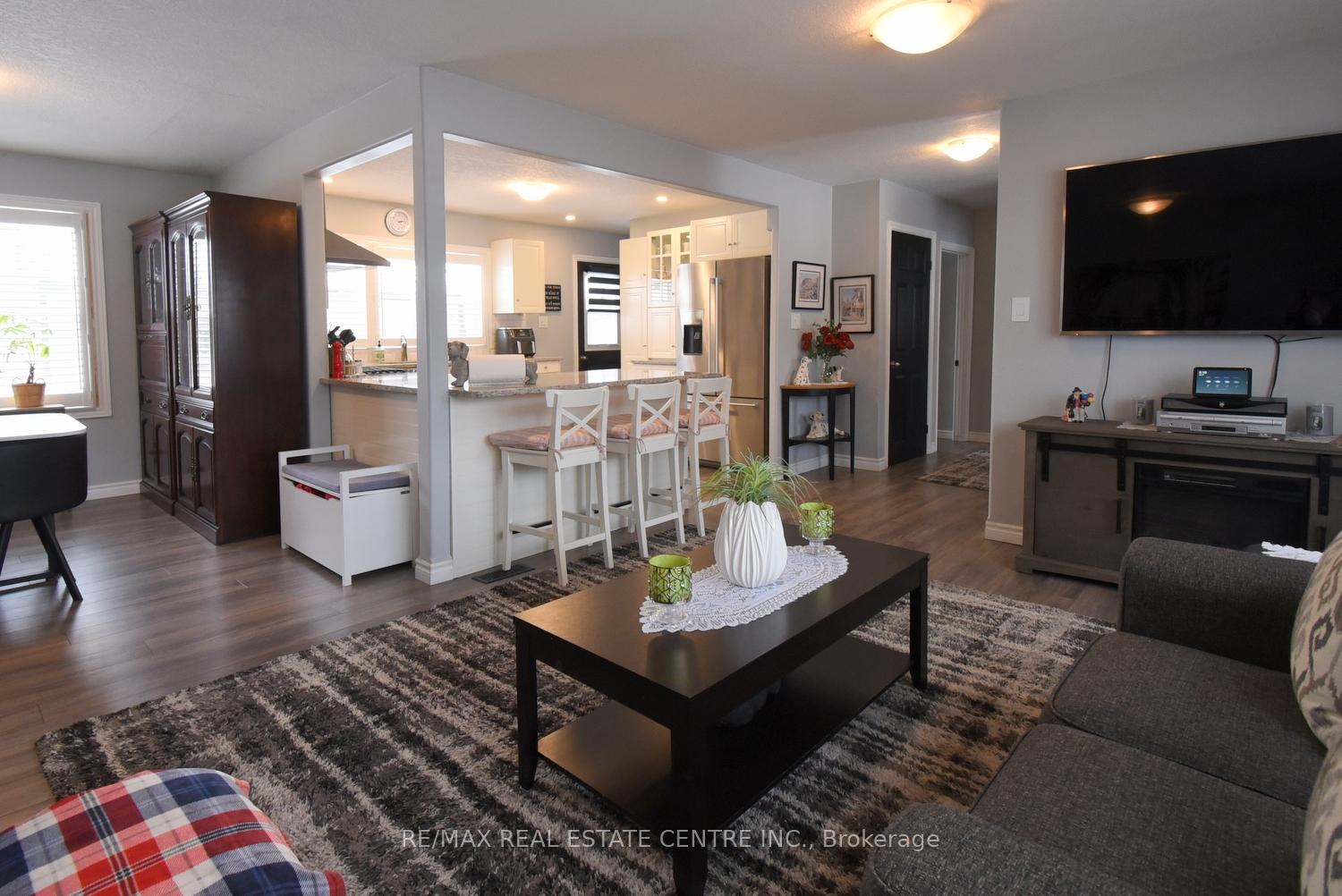 Photo 8 of 26 Hatton Drive, Hamilton, Ancaster — HOMEH