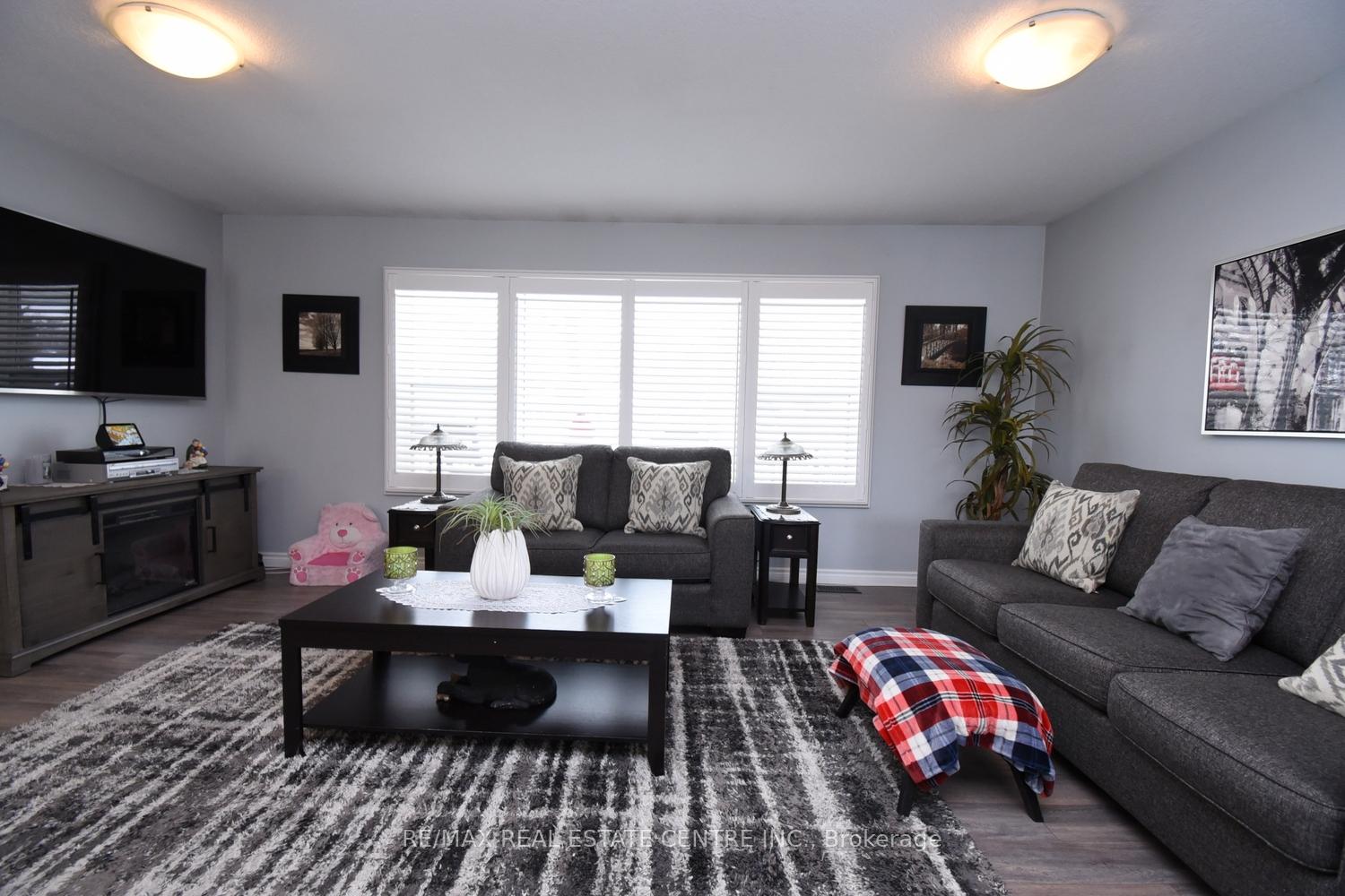 Photo 10 of 26 Hatton Drive, Hamilton, Ancaster — HOMEH