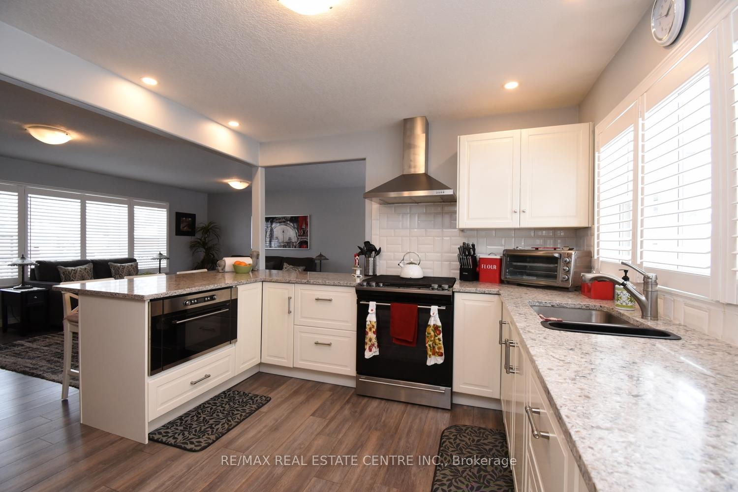 Photo 14 of 26 Hatton Drive, Hamilton, Ancaster — HOMEH