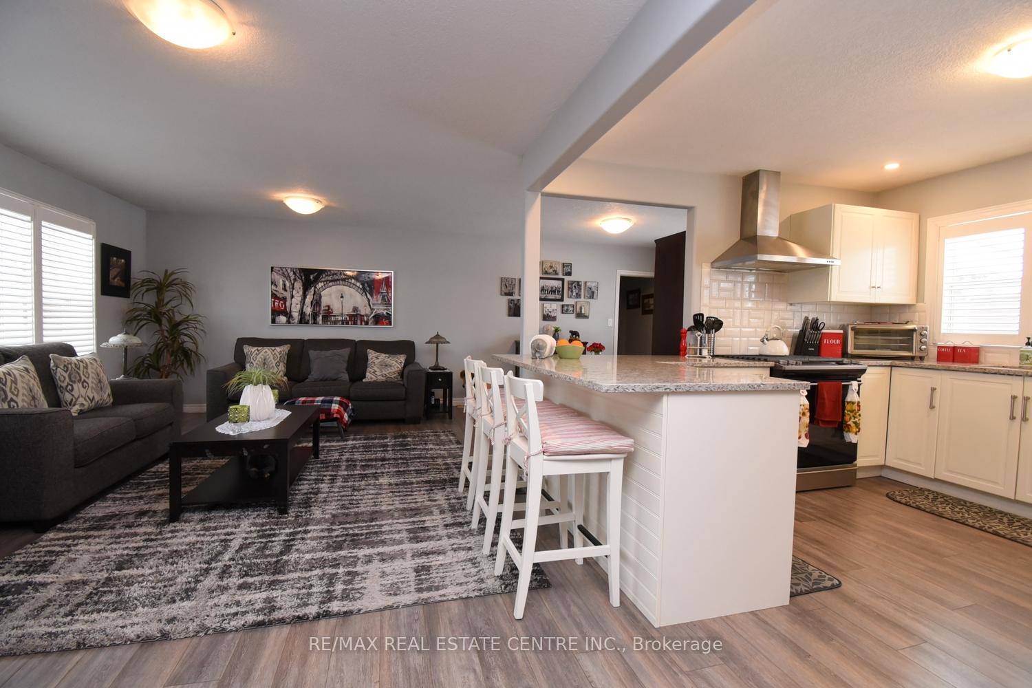 Photo 16 of 26 Hatton Drive, Hamilton, Ancaster — HOMEH