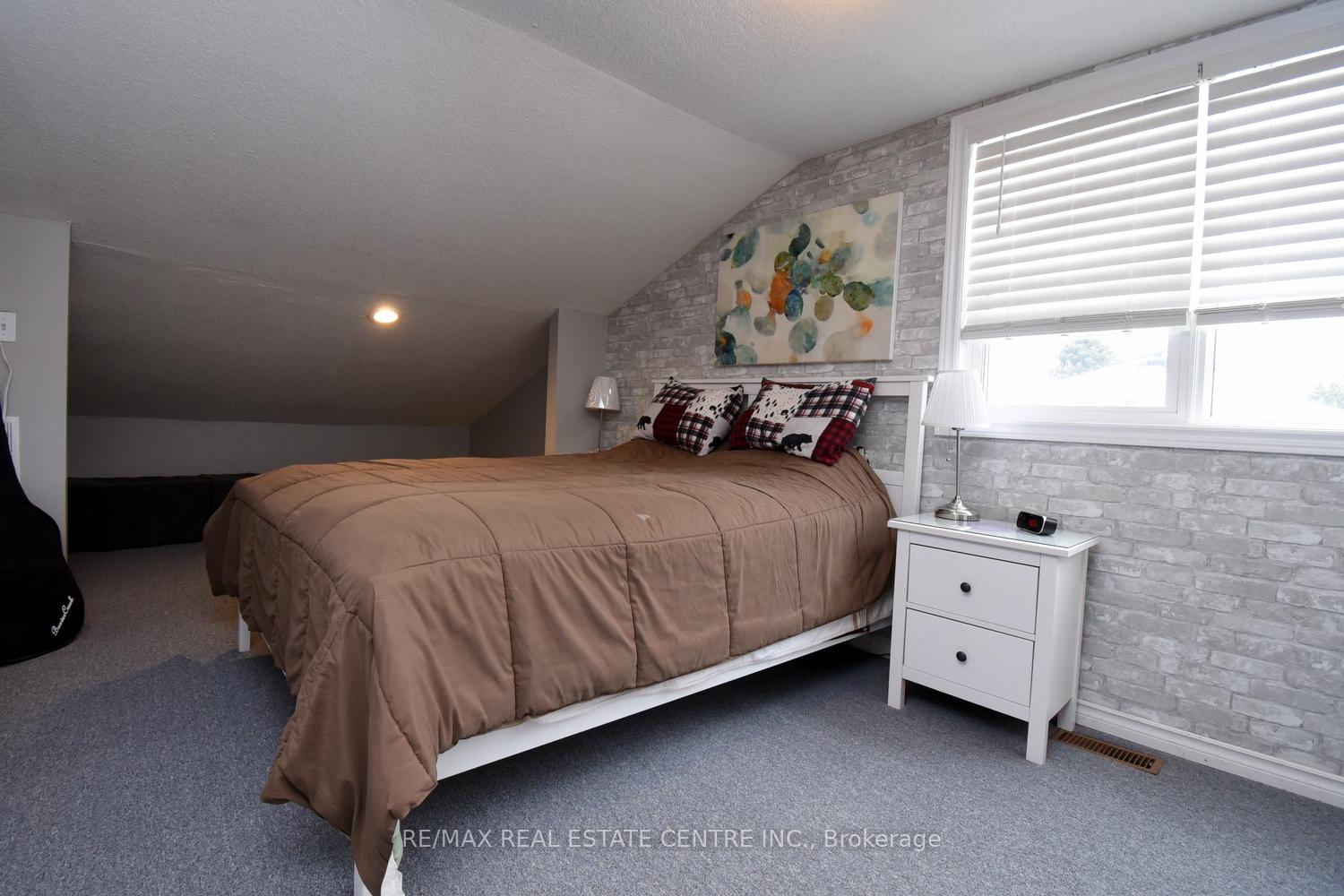 Photo 18 of 26 Hatton Drive, Hamilton, Ancaster — HOMEH