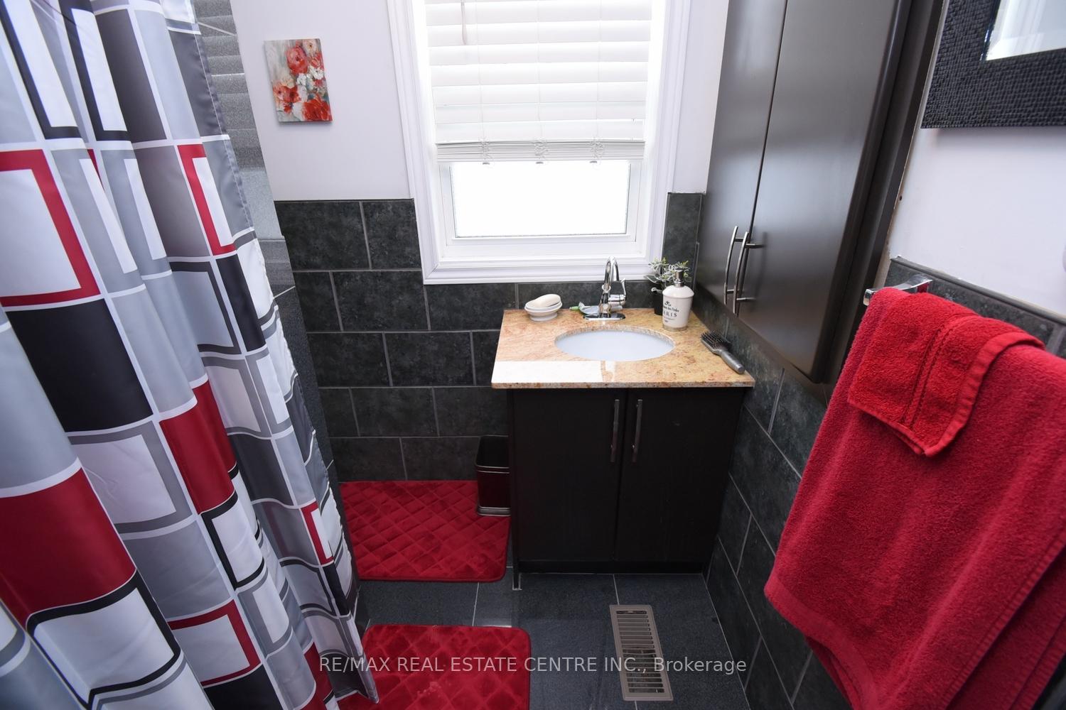 Photo 19 of 26 Hatton Drive, Hamilton, Ancaster — HOMEH