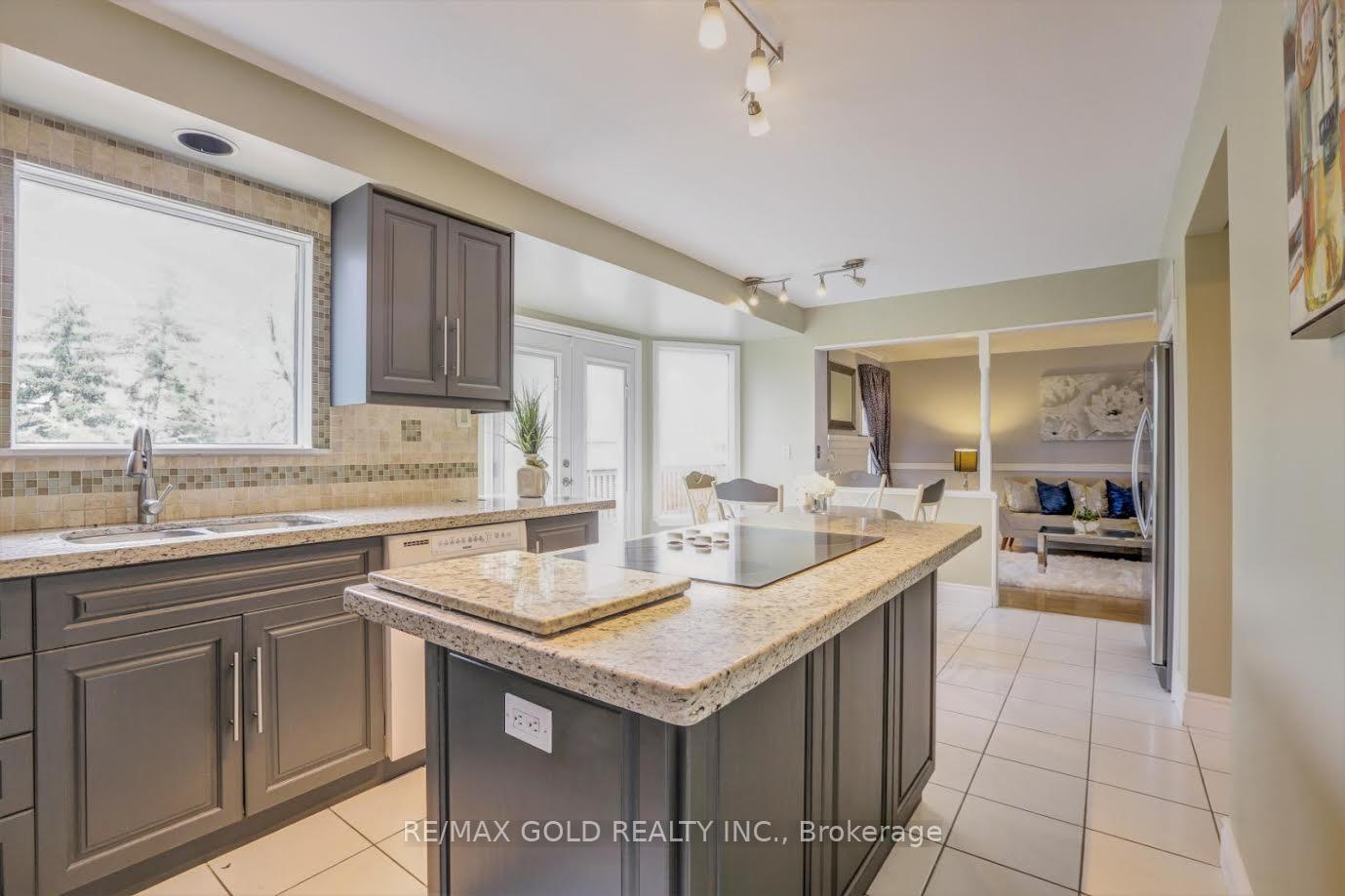 Photo 12 of 24 Nobel Place, Brampton, Westgate — HOMEH