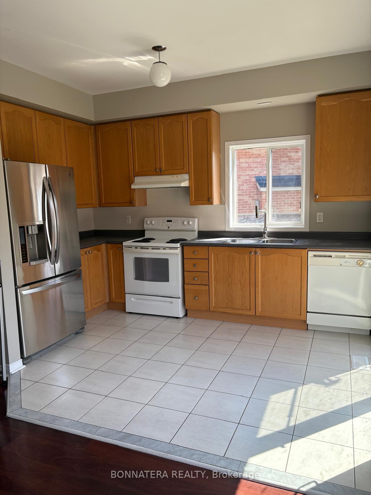 Photo 2 of 34 Flurry Circle, Brampton, Credit Valley — HOMEH
