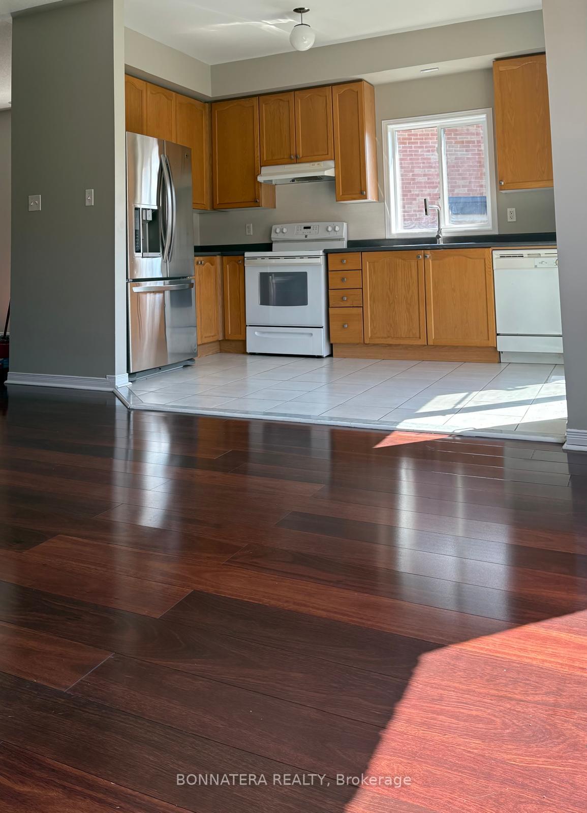 Photo 3 of 34 Flurry Circle, Brampton, Credit Valley — HOMEH