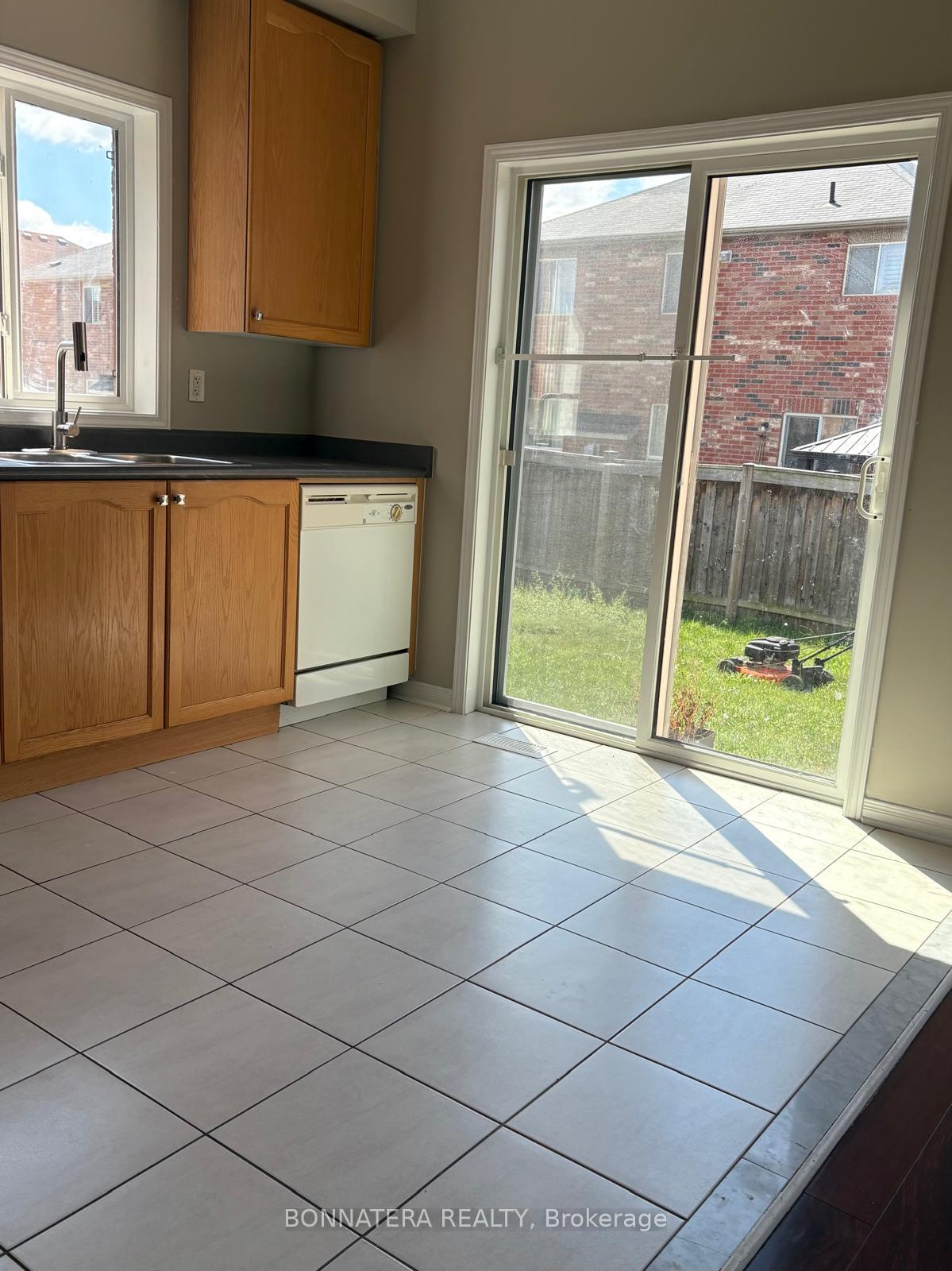 Photo 5 of 34 Flurry Circle, Brampton, Credit Valley — HOMEH