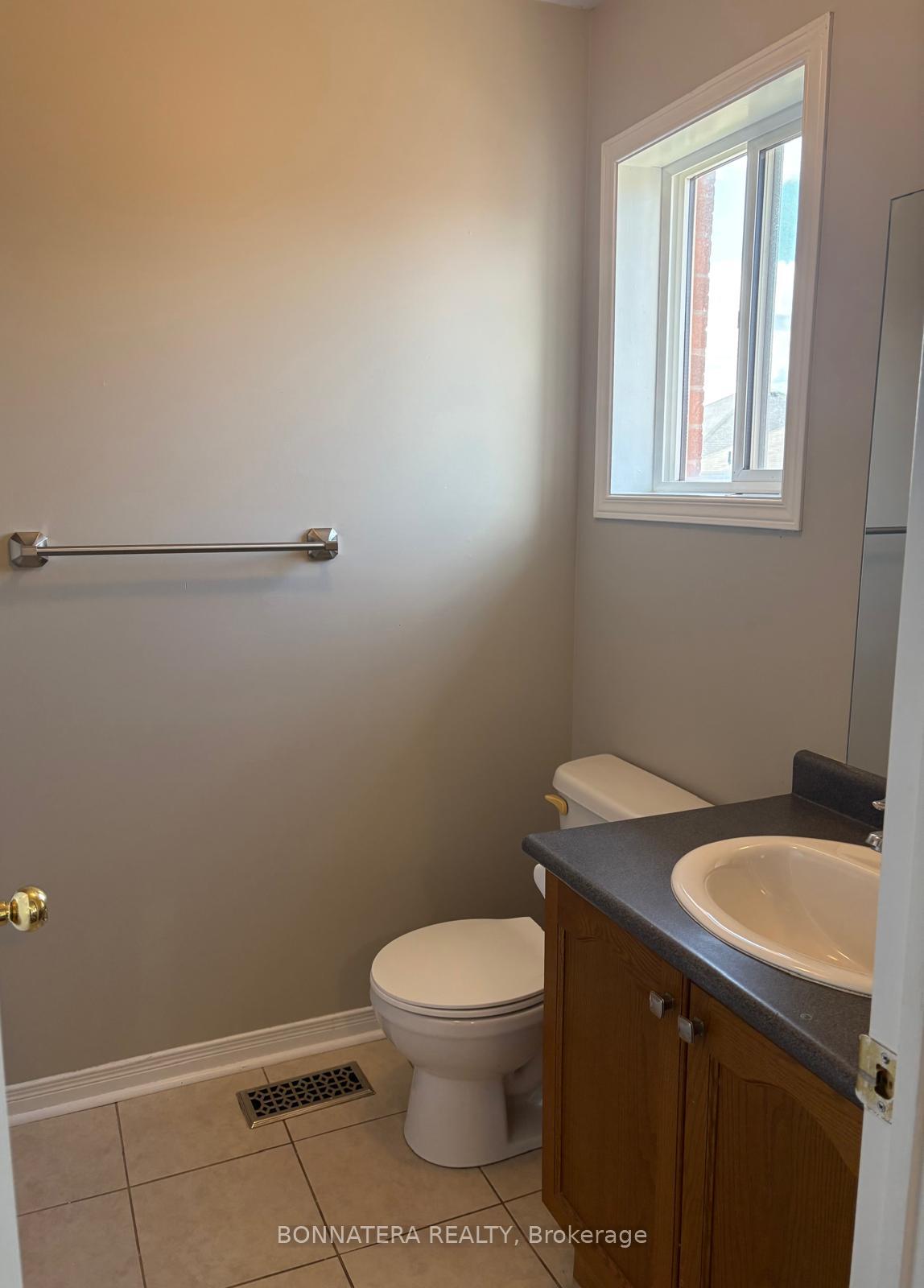 Photo 8 of 34 Flurry Circle, Brampton, Credit Valley — HOMEH