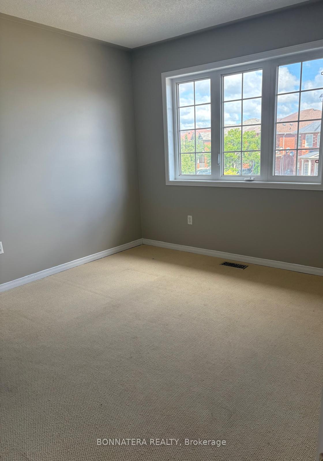 Photo 13 of 34 Flurry Circle, Brampton, Credit Valley — HOMEH