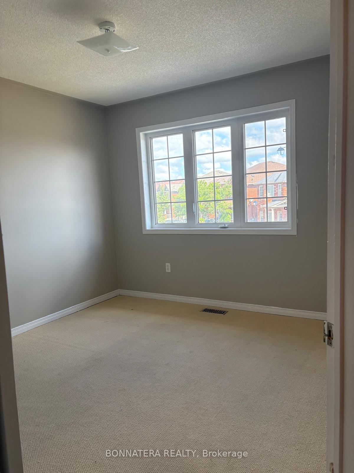 Photo 17 of 34 Flurry Circle, Brampton, Credit Valley — HOMEH