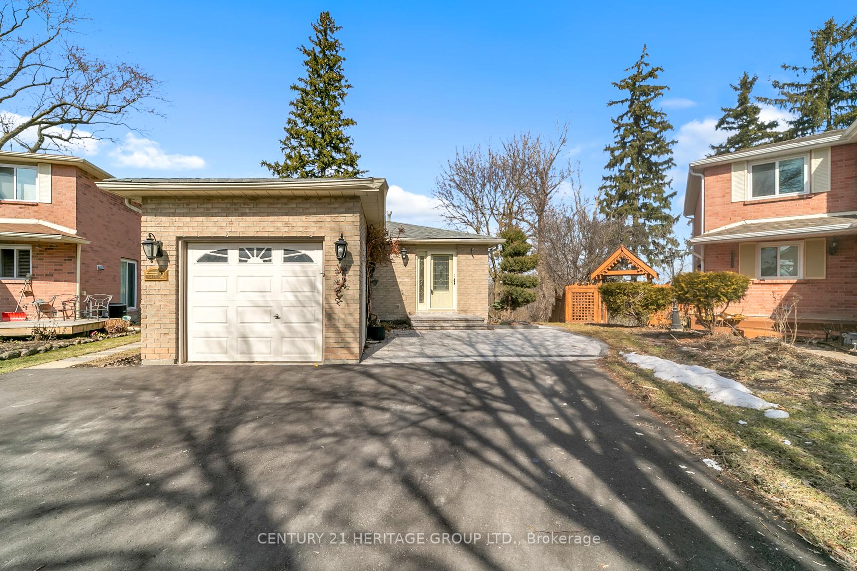Photo 3 of Unit Main Floor, 66 Valhalla Court, Aurora, Aurora Village — HOMEH