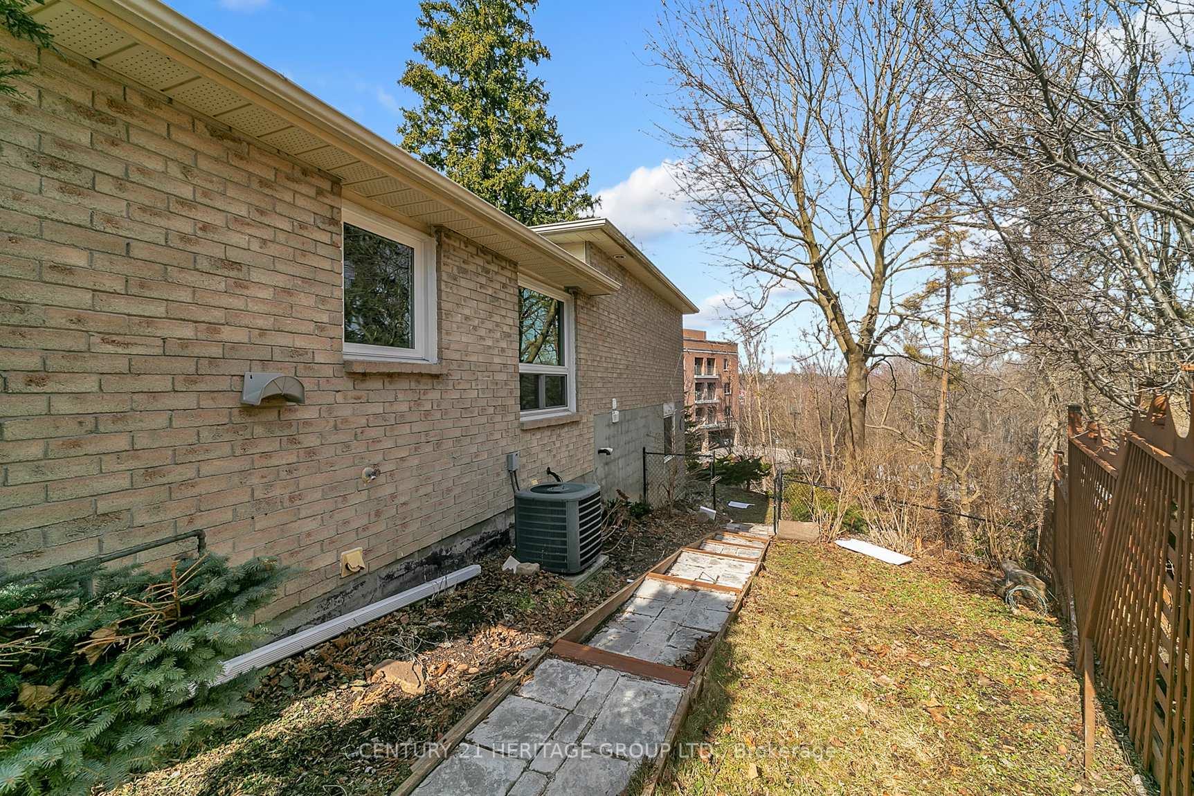 Photo 4 of Unit Main Floor, 66 Valhalla Court, Aurora, Aurora Village — HOMEH