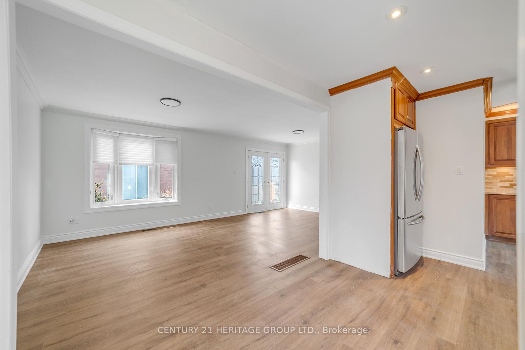 Photo 9 of Unit Main Floor, 66 Valhalla Court, Aurora, Aurora Village — HOMEH