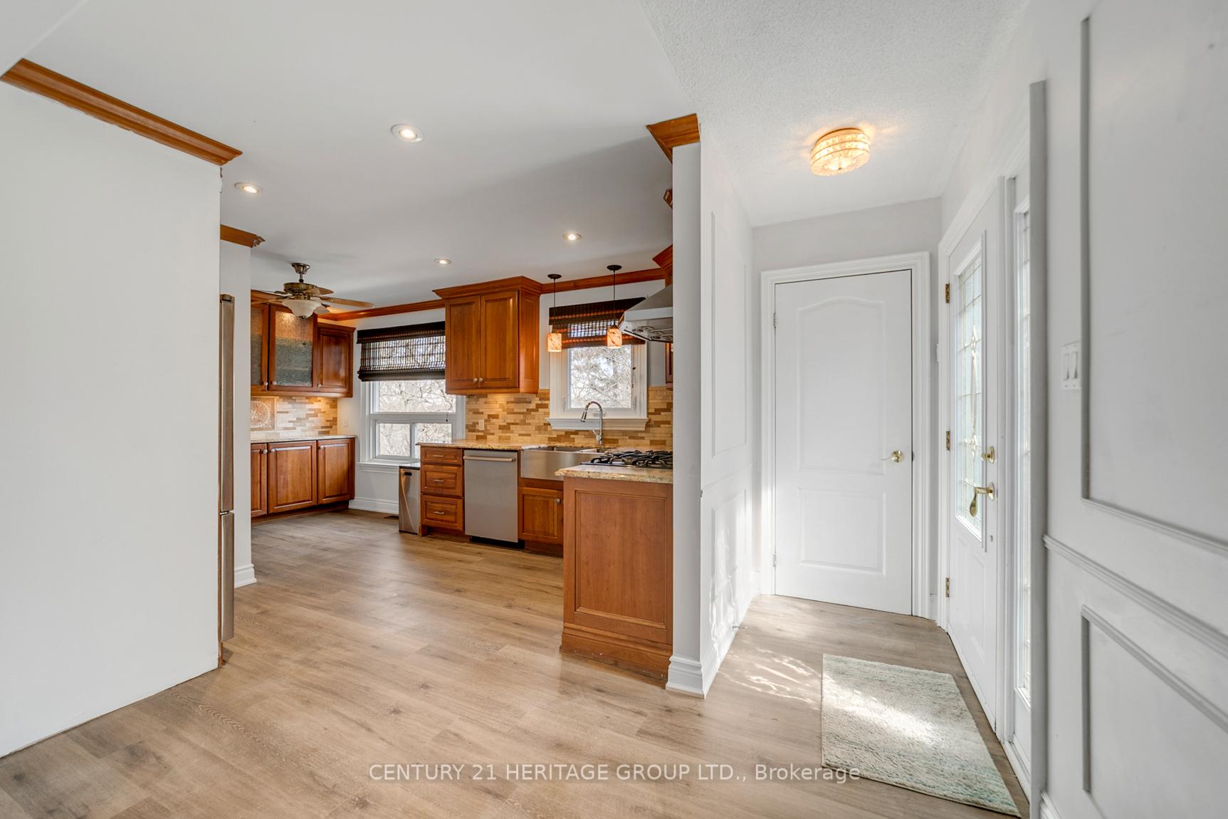 Photo 12 of Unit Main Floor, 66 Valhalla Court, Aurora, Aurora Village — HOMEH